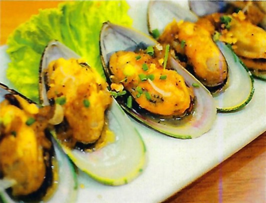 Baked Mussels With Garlic and Butter