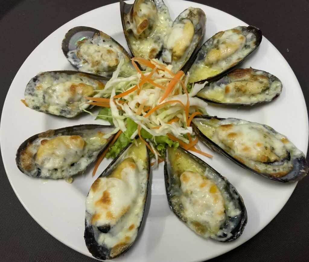 Stir Fried Mussels With Mozzarella Cheese